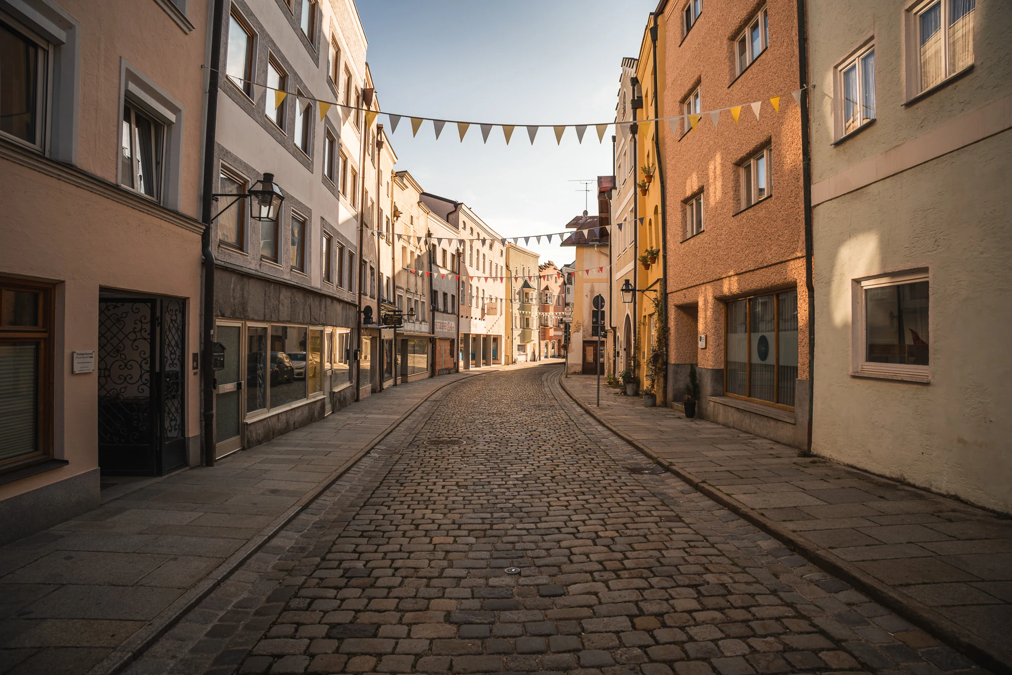 Kopfsteingasse mit historischen Häusern in Trostberg