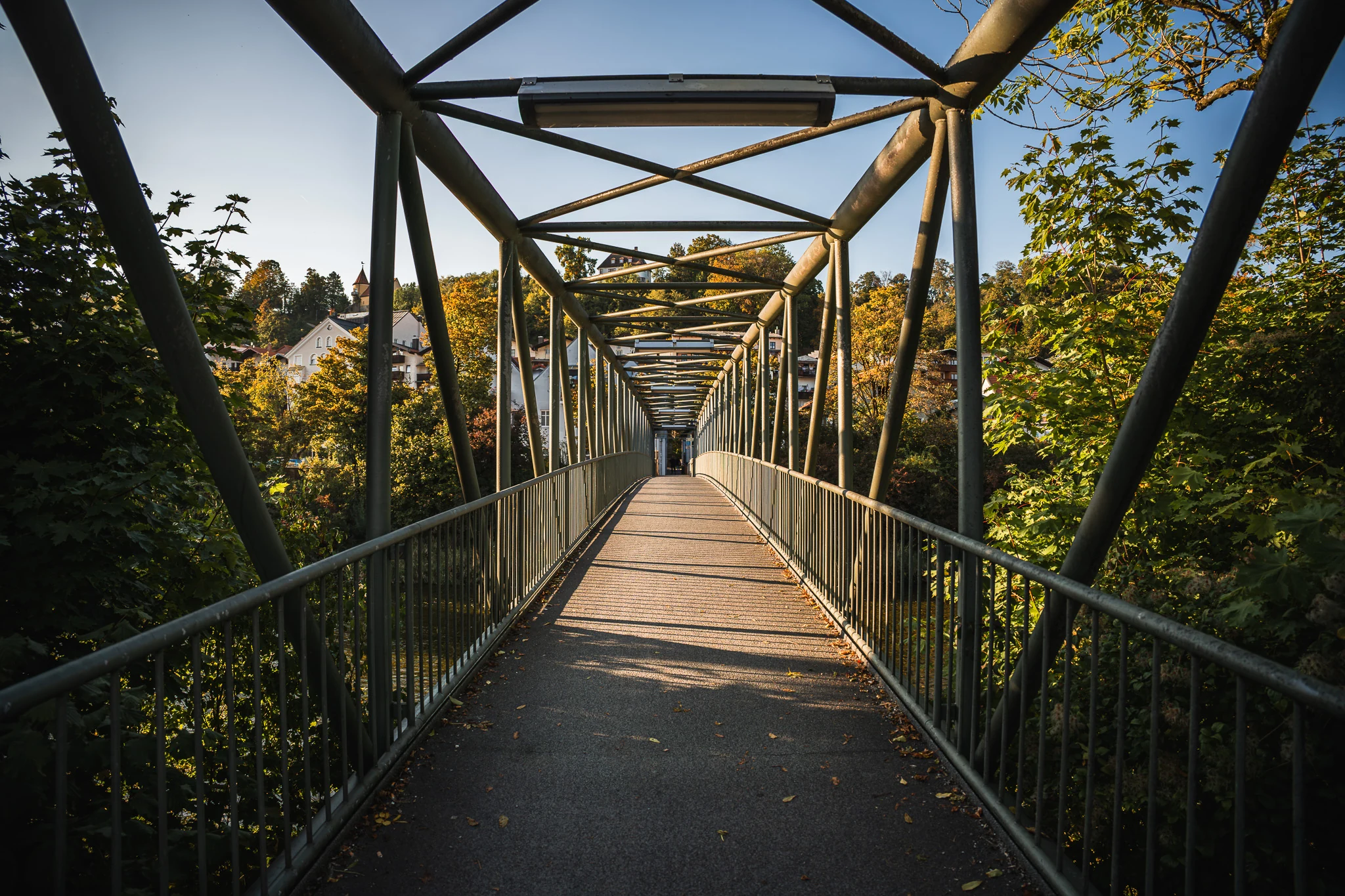 Metallsteg über die Alz in Trostberg